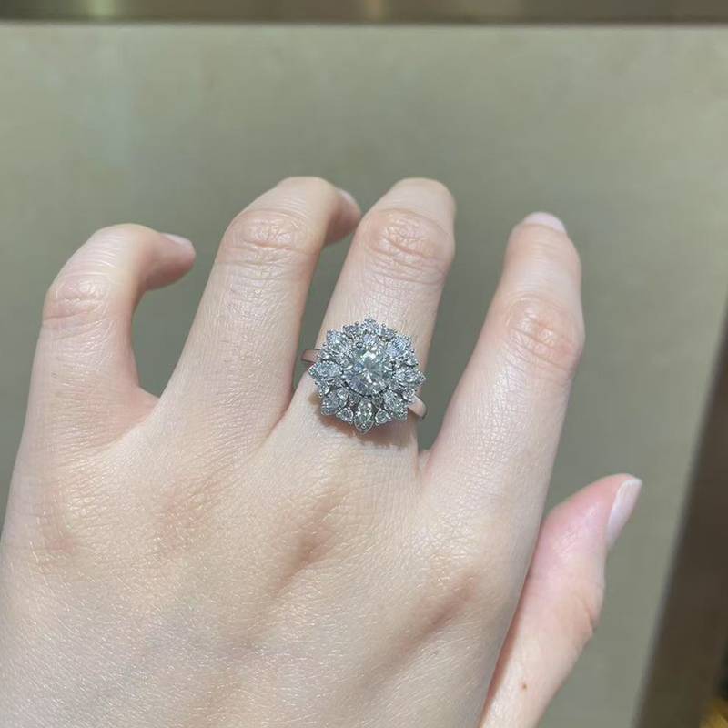 豪华太阳花女戒S925银镀白金定制选款主石莫桑钻1.0ct/副石高碳钻